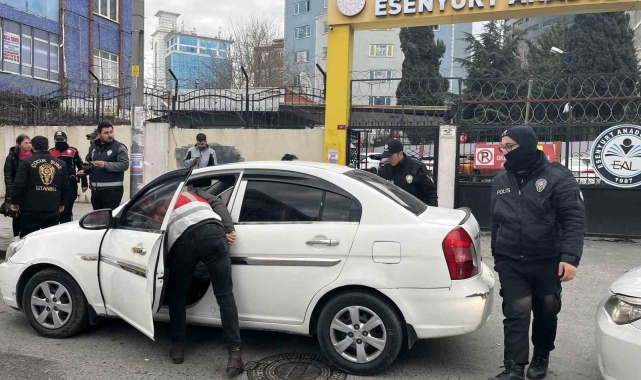 Okulların açılmasıyla birlikte Esenyurt'ta polis ekipleri okul önlerinde denetim gerçekleştirdi