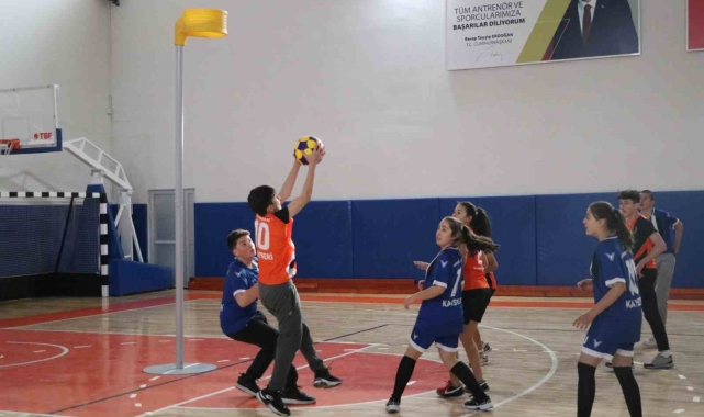 Ömer Halisdemir Spor Salonu'nda ilk maç oynandı