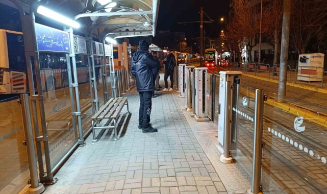 Önce tramvayda dilendiler sonra sağlık personeli ile tartıştılar