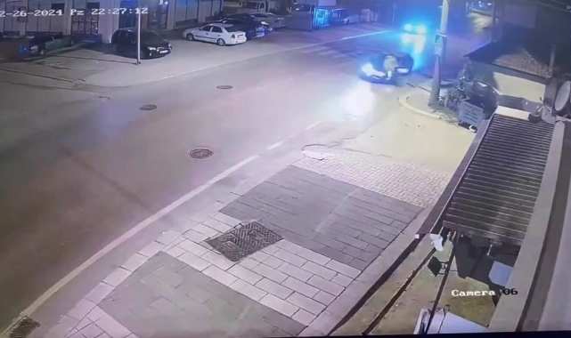 Otomobil ile motosiklet kafa kafaya çarpıştı: Kaza anı kamerada