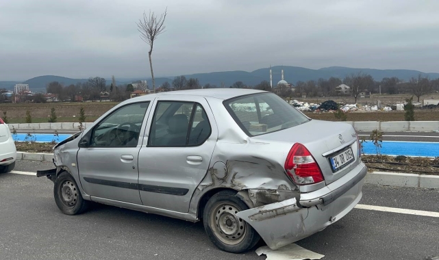 Otomobil ile tırın çarpıştığı kazada şans eseri yaralanan olmadı