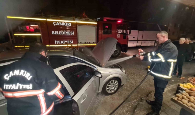 Otomobilde çıkan yangını itfaiye ekipleri söndürdü