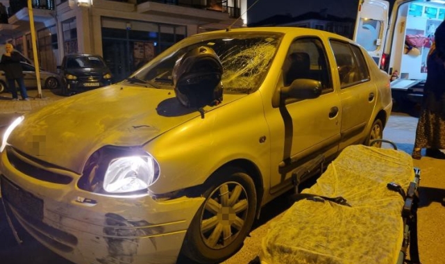 Otomobilin camına çarparak savrulan motosiklet sürücüsü yaralandı