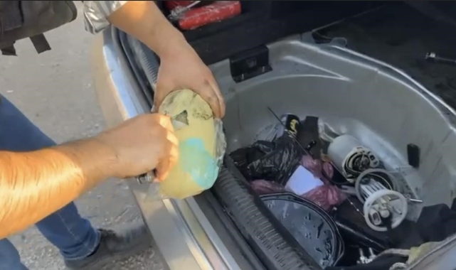 Otomobilin yakıt deposundan 10 kilo 250 gram uyuşturucu çıktı