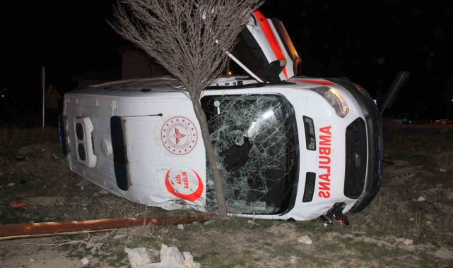 Otomobille çarpışan ambulans devrildi: 5 yaralı