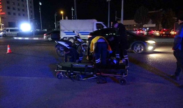 Otomobille çarpışan motokurye yaralandı