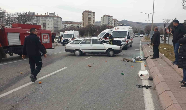 Otomobiller çarpıştı: 3 yaralı