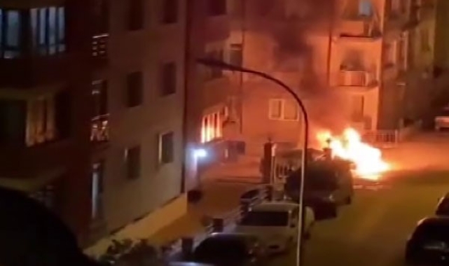 Park halindeki araç alev alev yandı
