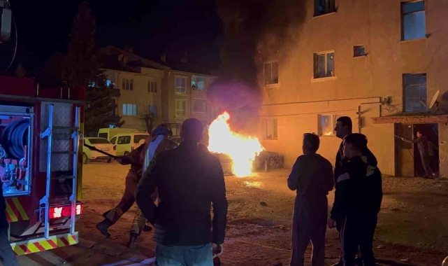 Park halindeki araç yanarak kullanılamaz hale geldi