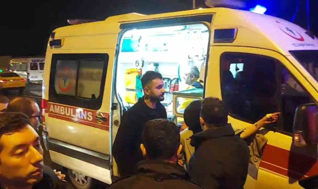 Park halindeki minibüse çarpan otomobil takla attı: 2 yaralı