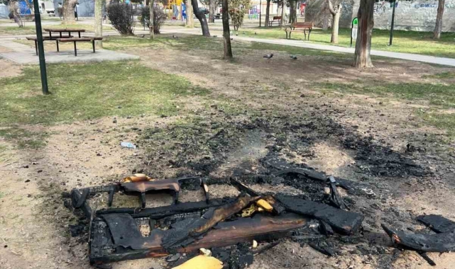 Parkın içinde yakılan koltuk kötü görüntüler oluşturdu
