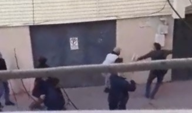Pazarcı esnafı ile vatandaş arasında çıkan kavgası kamerada