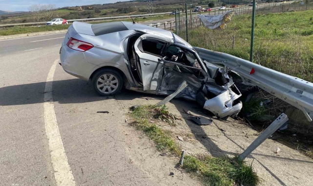 Pendik'te 2 otomobilin çarpıştığı kazada 3 kişi yaralandı