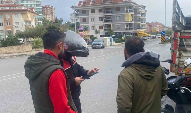 Polis ekiplerinden, okul çevrelerinde ve servis araçlarında denetim