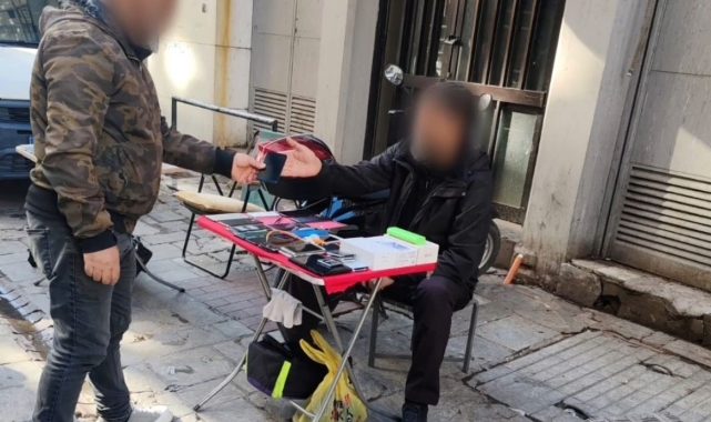Polis kılık değiştirdi, telefon hırsızını suçüstü yakaladı