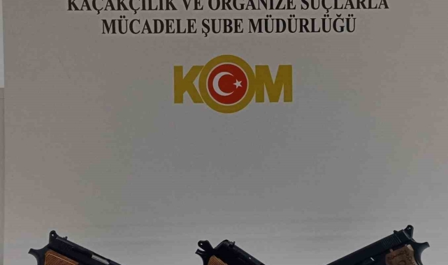 Polis otomobilin kaput kısmına gizlenmiş 3 tabanca ele geçirdi