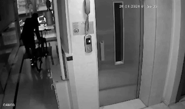 Polisin ele geçirdiği çalıntı bisikletler sahiplerine teslim edildi