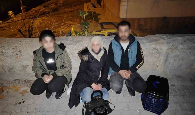 Polisten kaçarken tramvay yoluna giren araçtan düzensiz göçmen çıktı