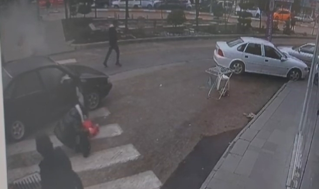 Radyatör hortumu patlayan otomobilden kadın ve çocuk kendilerini korkuyla dışarı attı