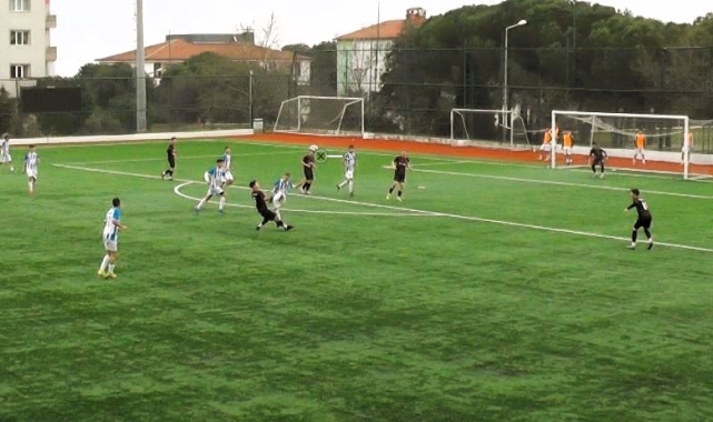 Rakibiyle çarpışan genç futbolcu bilincini kaybetti