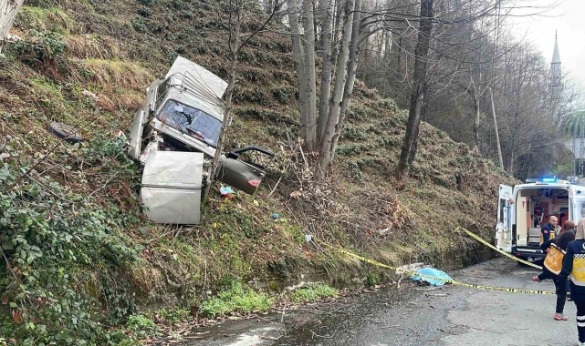 Rize'de araç yol kenarındaki ağaca çarptı: Fırlayan sürücü hayatını kaybetti