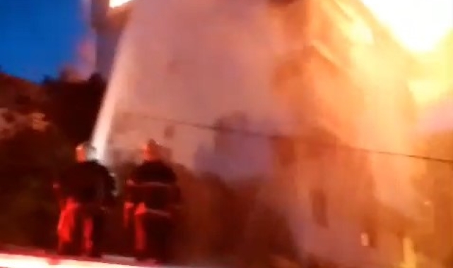 Rize'de bir binada çıkan çatı yangını korkuttu