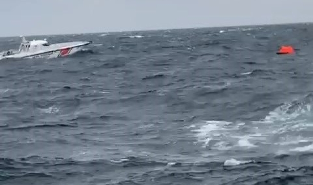 Sahil güvenlik ekipleri batan geminin bulunduğu bölgeyi böyle tarıyor