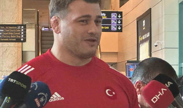 Şampiyon güreşçiler yurda döndü