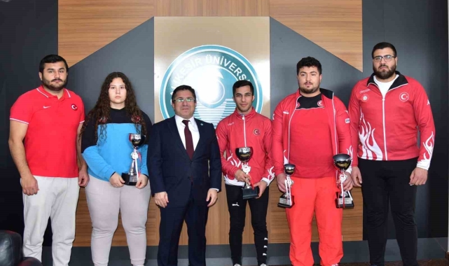 Şampiyon judolardan, Rektör Yücel Oğurlu'ya ziyaret