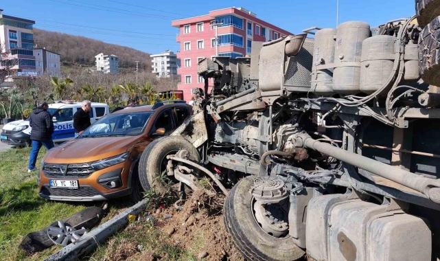 Samsun&#039;da kavşakta kamyon ile otomobil çarpıştı: 2 yaralı