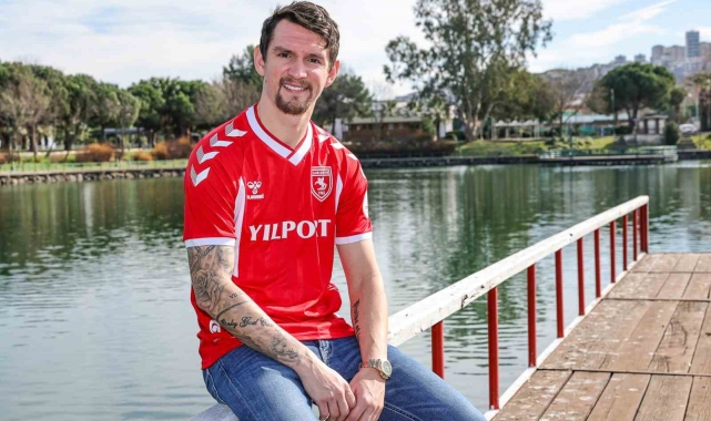 Samsunspor'un yeni transferi Raman: "Taraftarımızın önüne çıkmak için sabırsızlanıyorum"