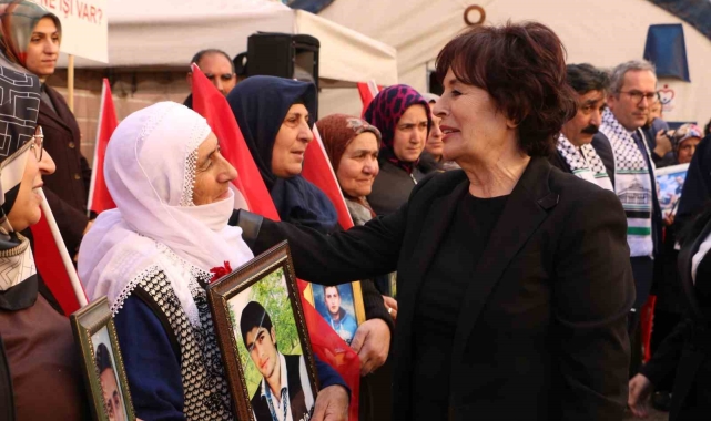 Sanatçı Hülya Koçyiğit Diyarbakır annelerini ziyaret etti
