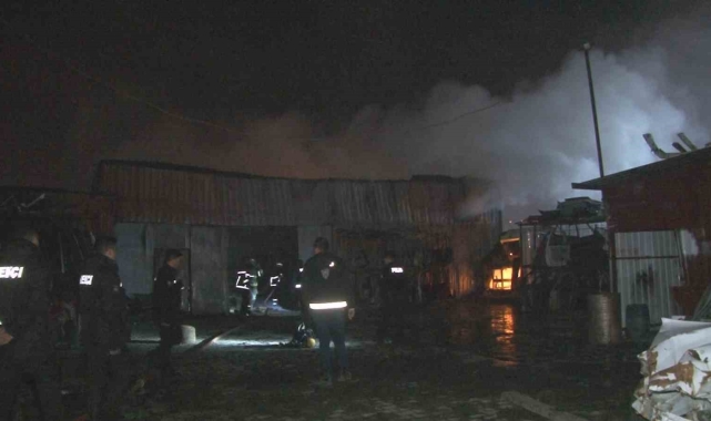 Sanayi sitesinde korkutan yangın: Oto yedek parça satışı yapılan iş yeri alevlere teslim oldu