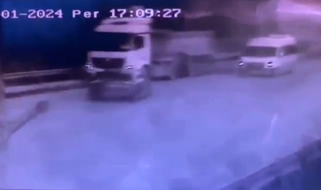 Sarıyer'de feci kaza kamerada: Otomobil, kamyon ve minibüse çarptı