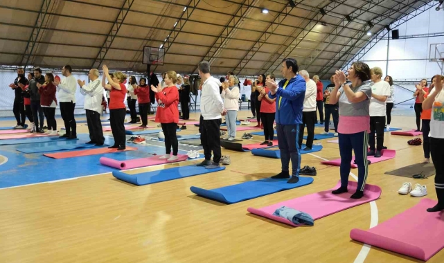 Sevgililer Günü'nde sevdikleriyle birlikte pilates yaptılar