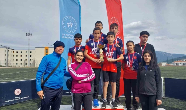 Seydikemer'deki okullar atletizm yarışmasında başarılı oldu