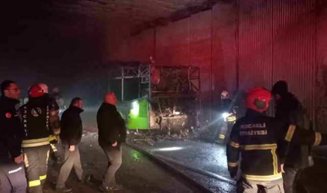 Seyir halinde yanan halk otobüsünden geriye iskeleti kaldı