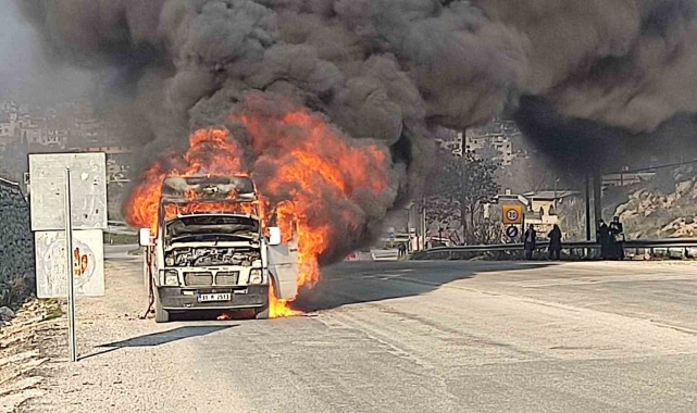 Seyir halindeki yolcu minibüsü alevlere teslim oldu