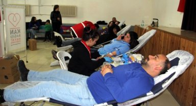 Sinop'ta öğrenci velileri kan bağışında bulundu