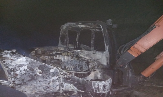 Sinop'ta yanan iş makinası itfaiye ekiplerince söndürüldü