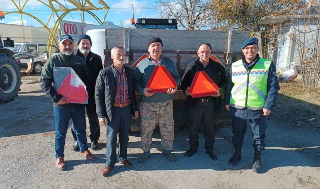 Sinop'ta traktör sürücülerine reflektör