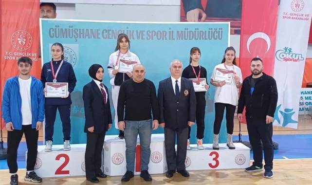 Sivaslı karateciler Gümüşhane'de kürsüyü boş bırakmadı