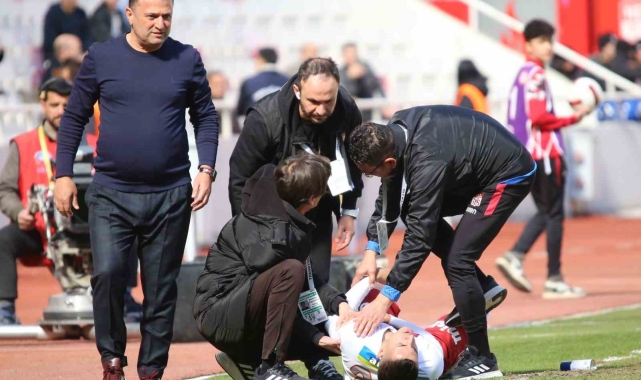 Sivasspor'da Bartuğ Elmaz şoku! Ambulansla hastaneye kaldırıldı