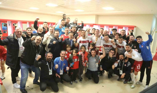 Sivasspor'dan Pendik maçı sonrası galibiyet pozu