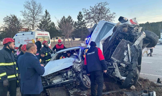 Sivas'ta ambulans ile otomobil çarpıştı: 3 kişi yaralandı