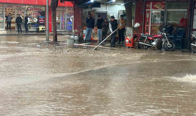 Siverek'te şiddetli yağış su baskınlarına neden oldu