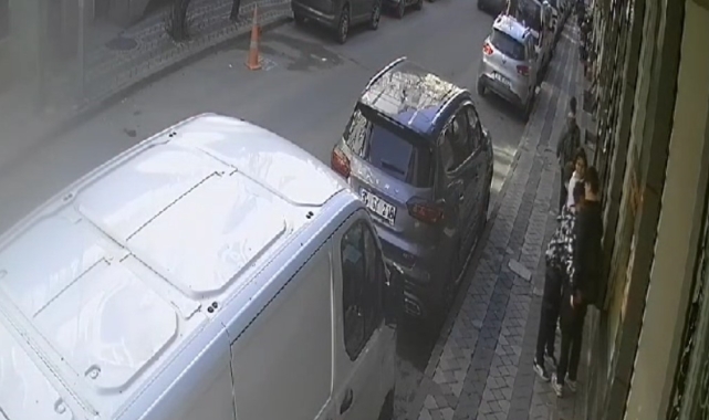 Sultangazi'de 2 çocuk, 3 öğrenciyi gasp etmeye çalıştı: O anlar kamerada