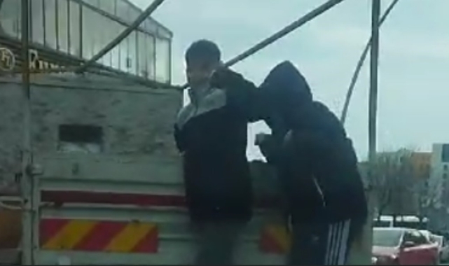 Sultangazi'de çocukların tehlikeli oyunu kamerada