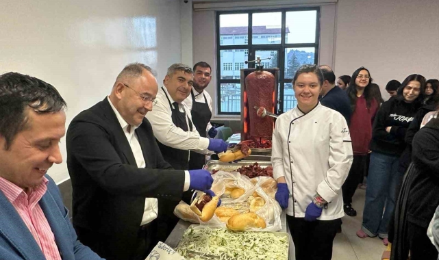 Sünnetci, öğrencilere döner ikram etti