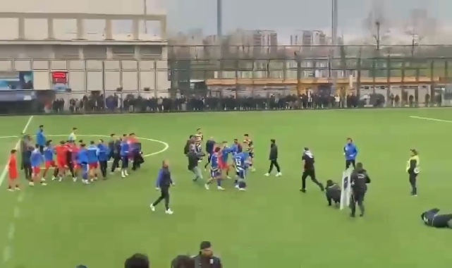 Süper Amatör Küme'ye yükselme maçında saha boks ringine döndü
